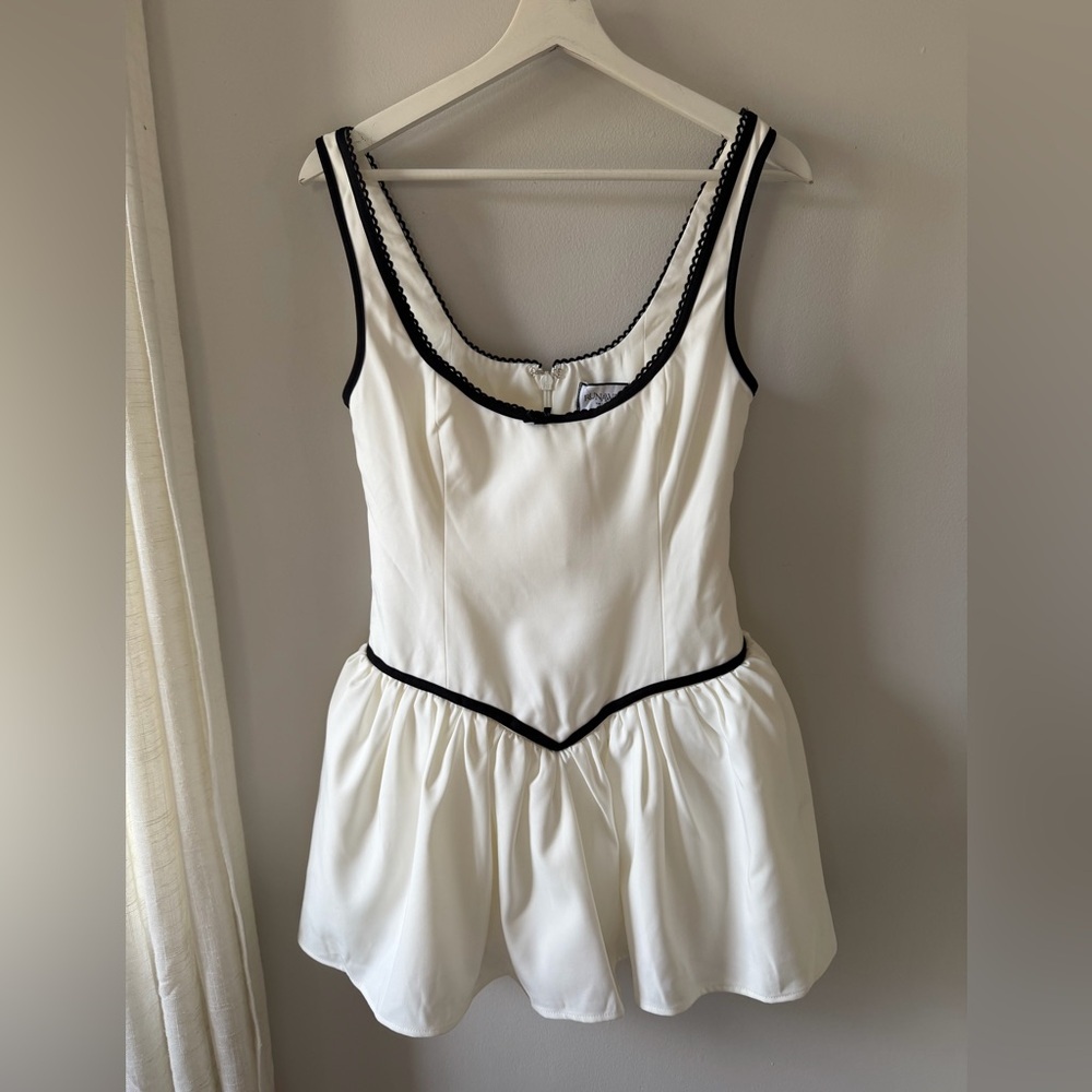 Sleeveless White Mini Dress with Black Trim - Picture 4 of 12
